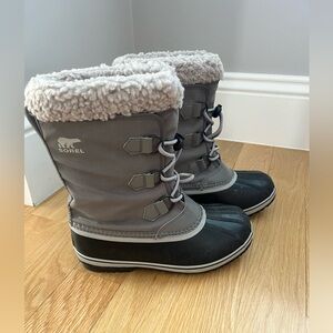 Sorel Big Kids’ Yoot Pac Nylon, Gray Winter Boots, Size 5